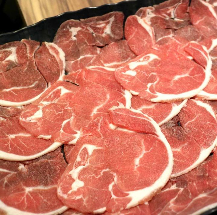 Nous proposons des coupes d'agneau et de porc irrésistibles, fraîchement préparées et prêtes à être dégustées.